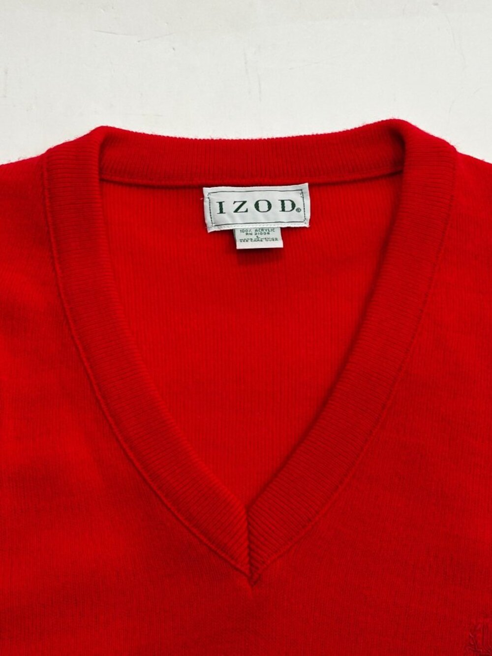 Vintage IZOD Mens Large Red V-Neck Sweater Acrylic Embroidered Crest Preppy USA - Picture 2 of 16
